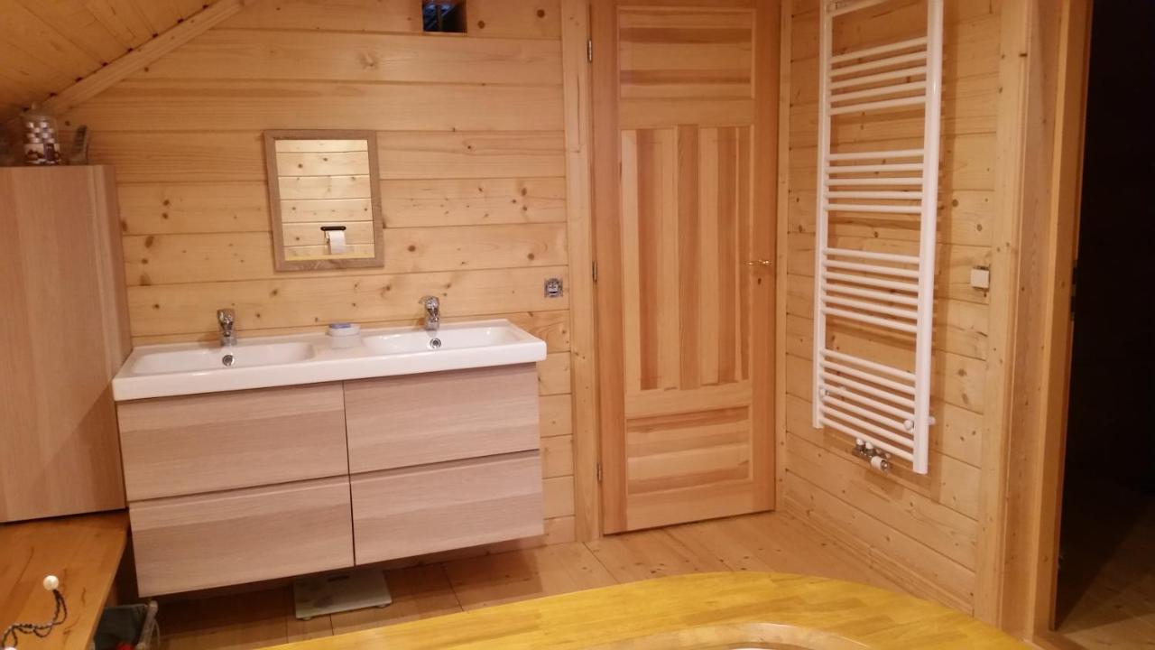 Au Chalet Bed & Breakfast Maubray Bagian luar foto